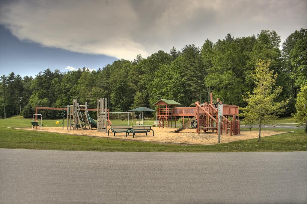 Foxhunt At Sapphire Valley Exterior photo